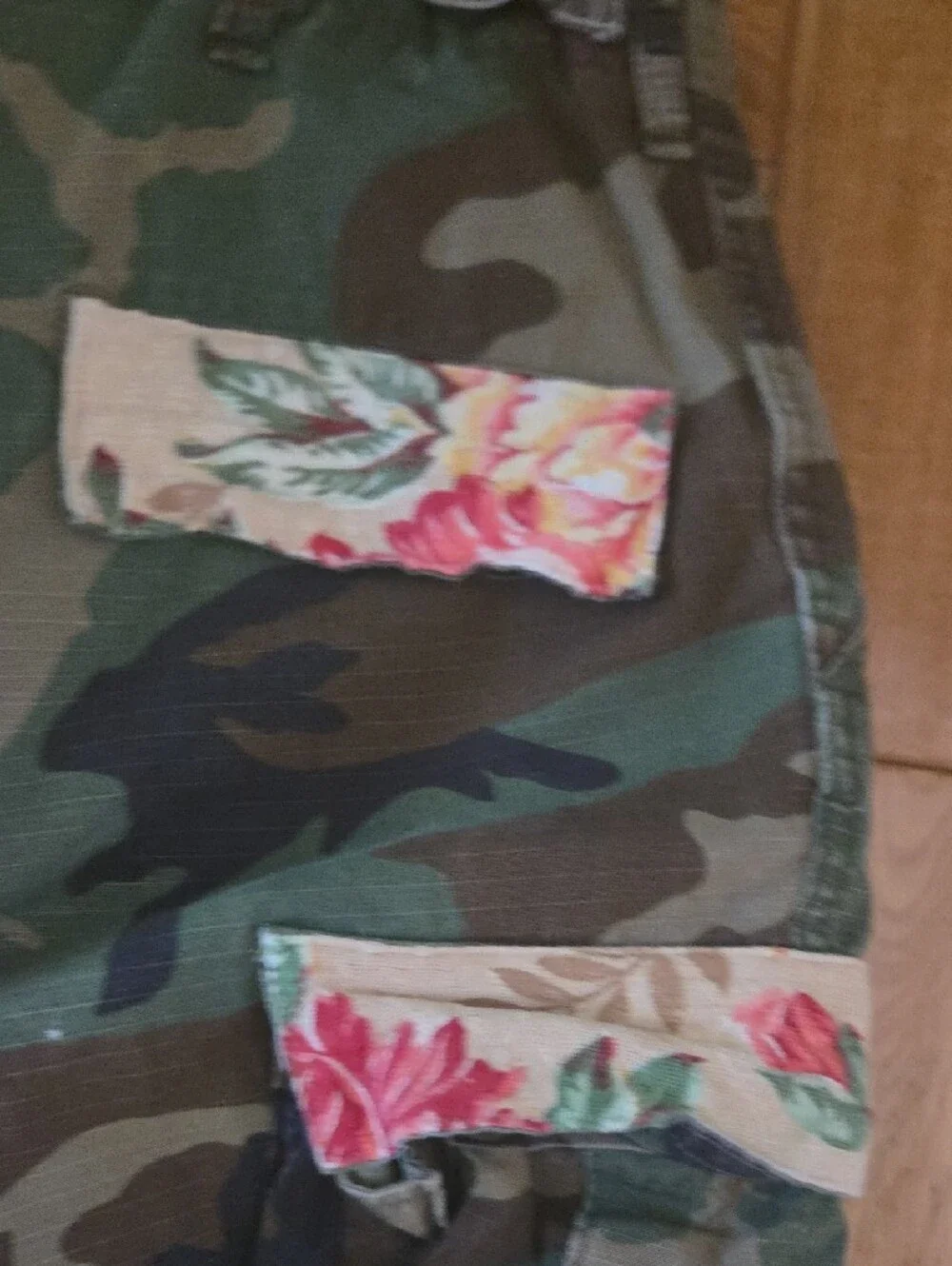 Riley Camo Cargo Pants with Floral Patch Accents - Green .. So 🔥 - Picture 6 of 10